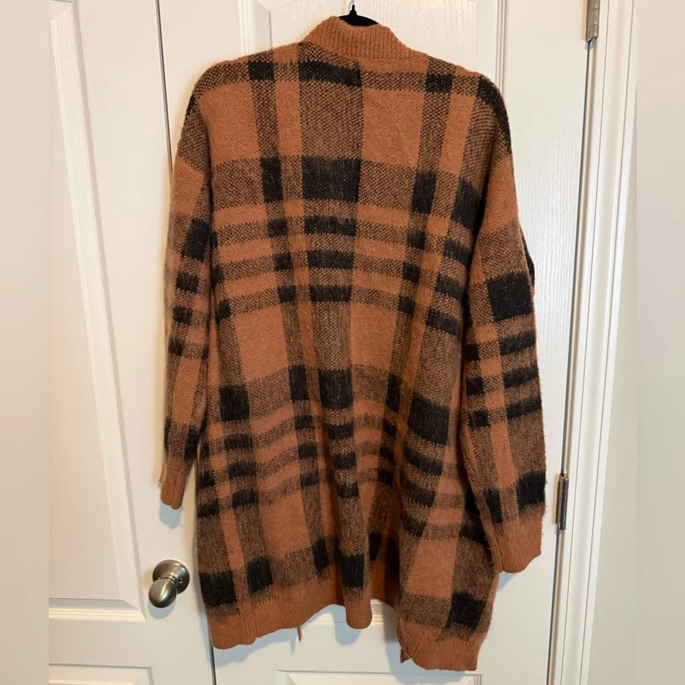 Cozy Plaid Open-Front Cardigan in Brown and Black - Picture 2 of 3